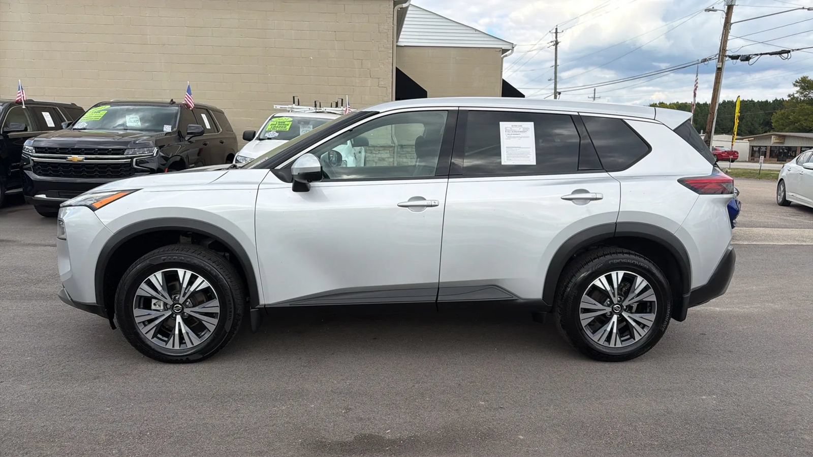 Used 2021 Nissan Rogue SV FWD image 2