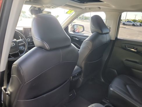 Used 2020 Toyota Highlander XLE AWD/4WD image 14