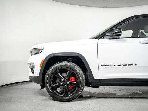 Used 2025 Jeep Grand Cherokee Limited w/ Luxury Tech Group II RWD image 16