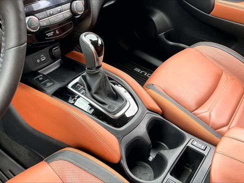 Used 2018 Nissan Rogue SL w/ Premium Package FWD image 17