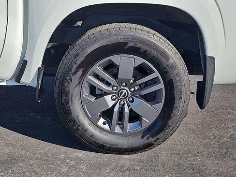 Used 2025 Nissan Frontier SV w/ SV Convenience Package image 32