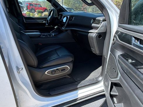 Used 2023 Jeep Wagoneer Series III w/ Preferred Equipment Group image 19