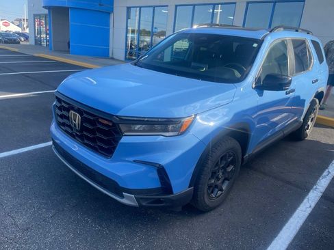 Used 2025 Honda Pilot TrailSport image 2