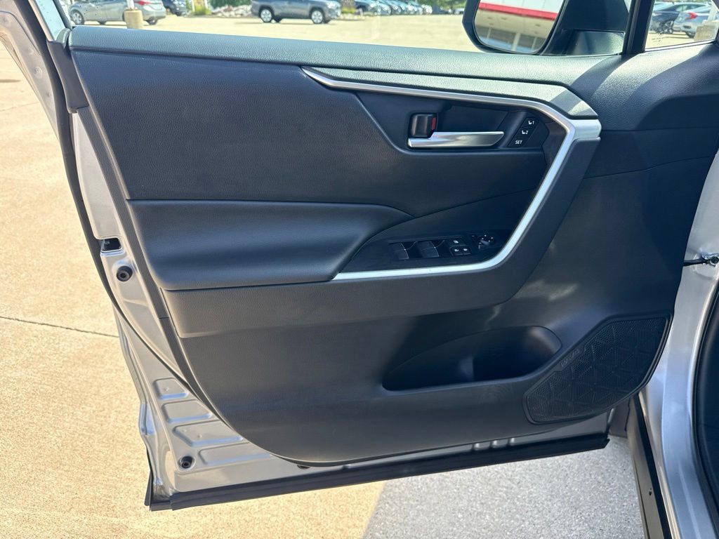 Used 2019 Toyota RAV4 XLE Premium AWD/4WD image 18