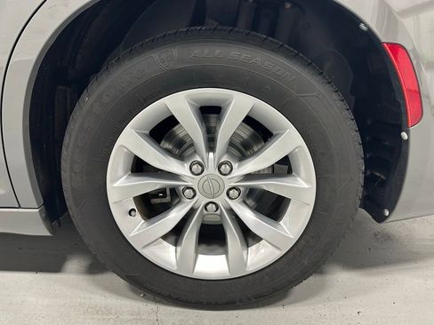 Used 2019 Chrysler 300 Touring RWD image 62