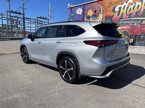 Used 2022 Toyota Highlander XSE AWD/4WD image 3