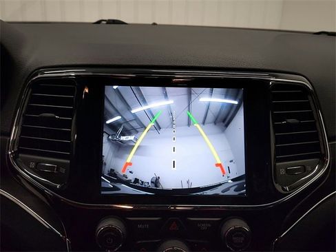 Used 2021 Jeep Grand Cherokee Limited image 23