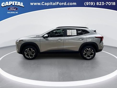 Used 2025 Chevrolet Trax LT w/ LT Convenience Package FWD image 5
