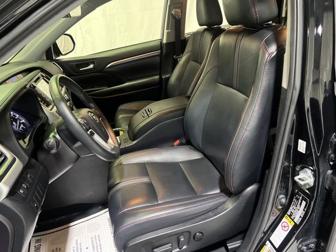Used 2019 Toyota Highlander SE w/ Nightshade Edition AWD/4WD image 18