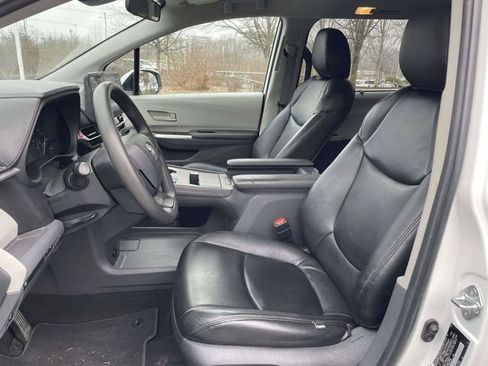Used 2022 Toyota Sienna LE image 18