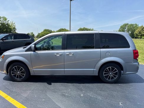Used 2018 Dodge Grand Caravan SE FWD image 3