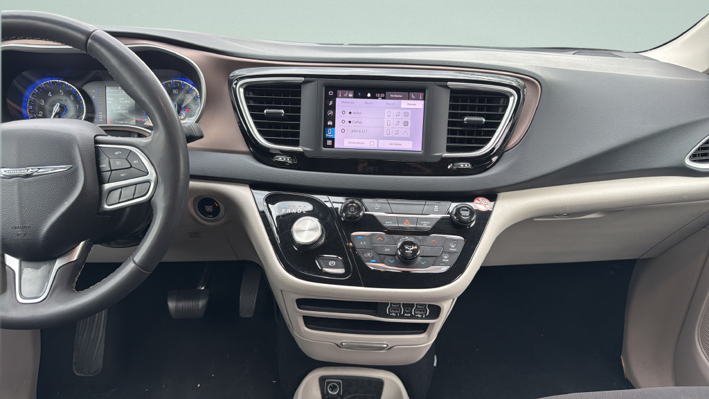 Used 2022 Chrysler Voyager LX FWD image 15
