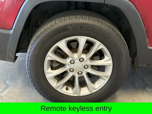 Used 2019 Jeep Cherokee Latitude w/ Cold Weather Group image 3