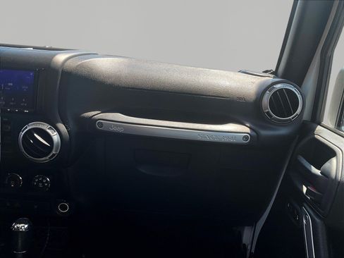 Used 2018 Jeep Wrangler Unlimited Sahara AWD/4WD image 23