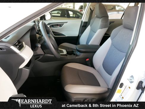 Used 2021 Toyota RAV4 XLE w/ Convenience Package image 2