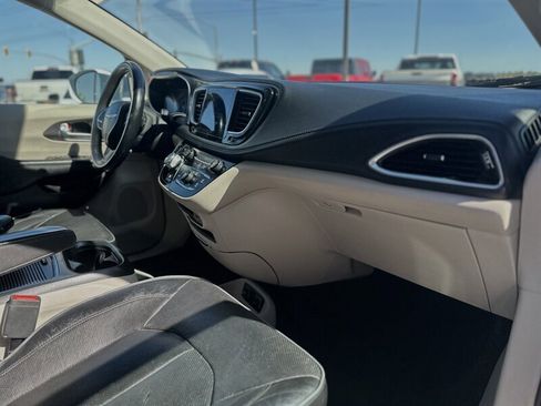 Used 2018 Chrysler Pacifica Limited image 8