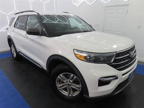 Used 2022 Ford Explorer XLT w/ Equipment Group 202A AWD/4WD image 5
