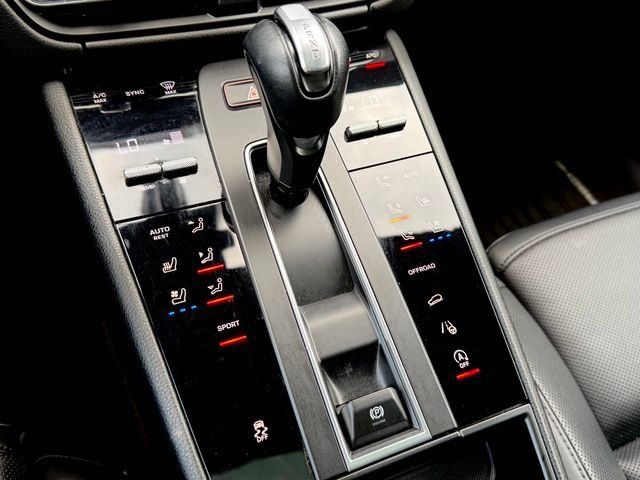 Used 2022 Porsche Macan AWD/4WD image 30