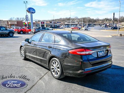 Used 2017 Ford Fusion SE w/ Fusion SE Technology Package image 5