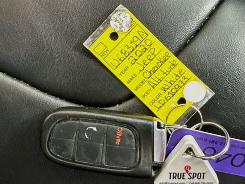 Used 2020 Jeep Cherokee Latitude Plus FWD image 35
