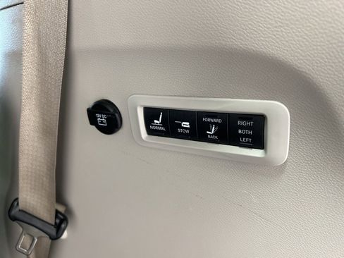 Used 2021 Chrysler Pacifica Limited image 33