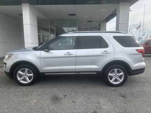 Used 2018 Ford Explorer XLT w/ Equipment Group 202A image 2