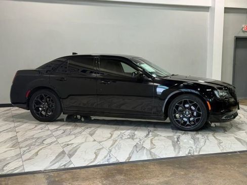 Used 2019 Chrysler 300 Touring w/ Sport Appearance Package image 5
