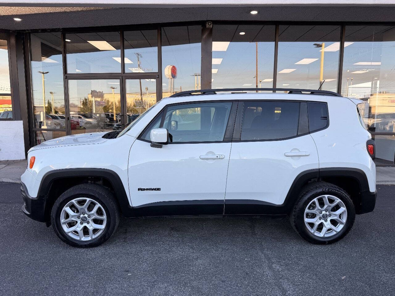 Used 2016 Jeep Renegade Latitude AWD/4WD image 2