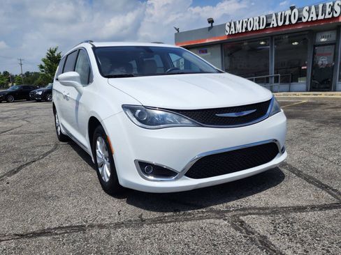 Used 2019 Chrysler Pacifica Touring-L FWD image 7