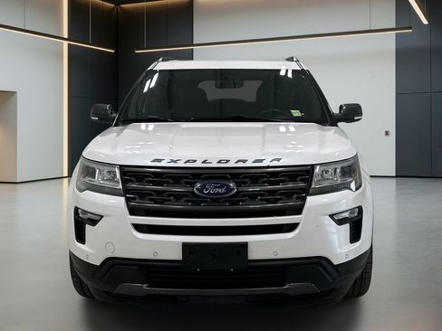 Used 2018 Ford Explorer XLT w/ XLT Appearance Package image 5