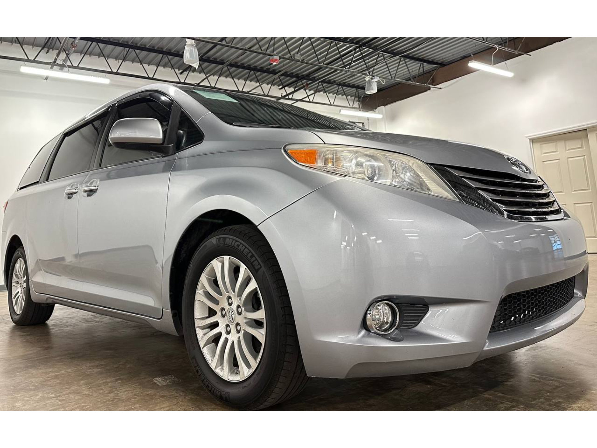 Used 2017 Toyota Sienna XLE w/ XLE Navigation Package FWD image 6