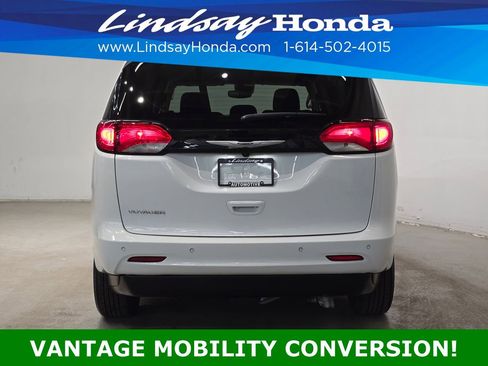 Used 2022 Chrysler Voyager LX image 5