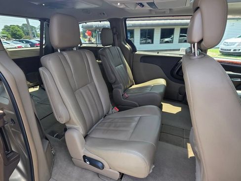 Used 2016 Chrysler Town & Country Touring-L FWD image 16