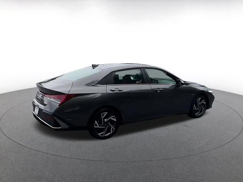 Used 2025 Hyundai Elantra Limited FWD image 14