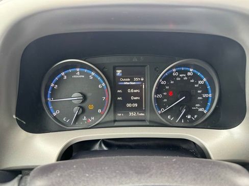 Used 2018 Toyota RAV4 LE image 27