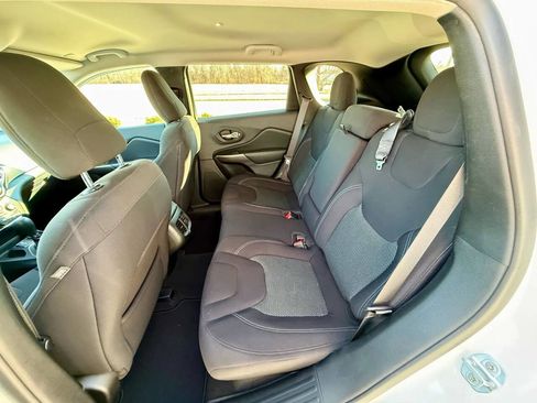 Used 2021 Jeep Cherokee Latitude image 14