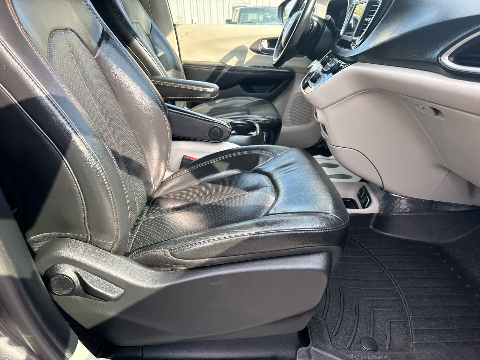Used 2020 Chrysler Pacifica Touring-L FWD image 12