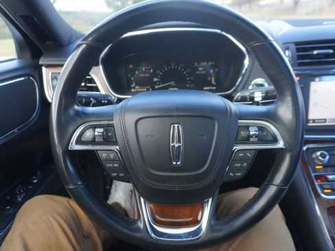 Used 2017 Lincoln Continental Select image 28