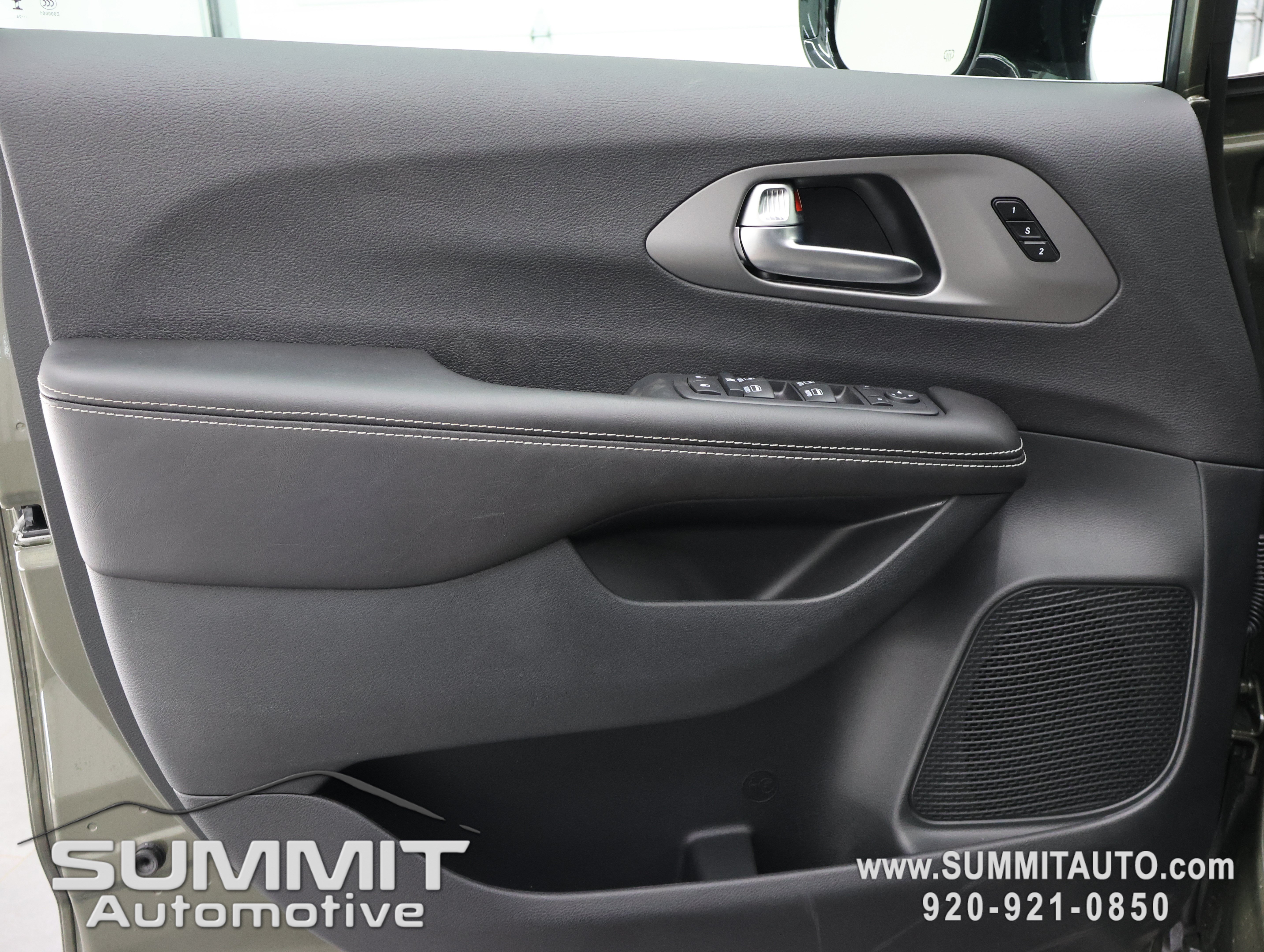 New 2027 Chrysler Pacifica Select AWD/4WD image 46