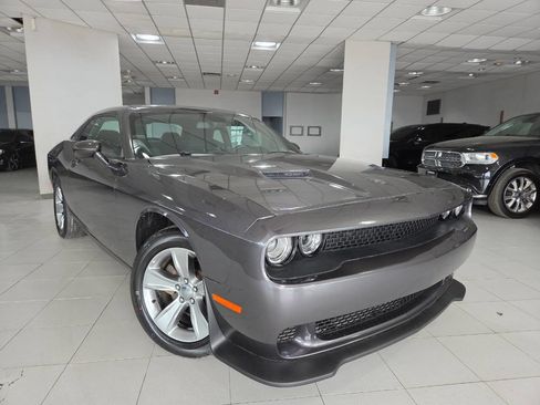 Used 2018 Dodge Challenger SXT image 1