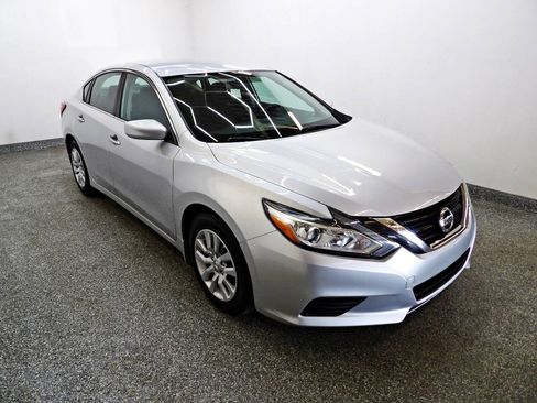 Used 2017 Nissan Altima 2.5 S w/ Power Driver Seat Package FWD image 3