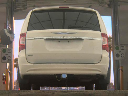 Used 2013 Chrysler Town & Country Touring FWD image 7