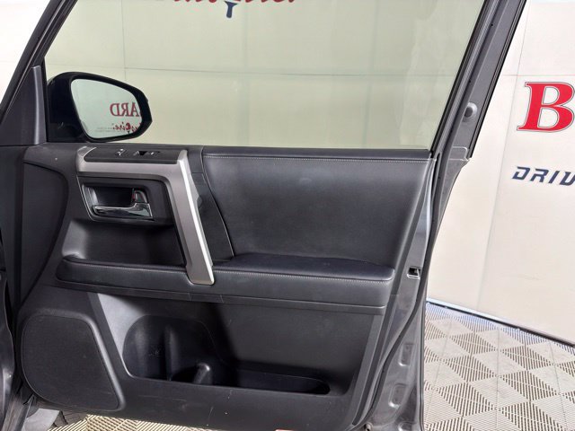 Used 2020 Toyota 4Runner SR5 Premium w/ Moonroof Package RWD image 32