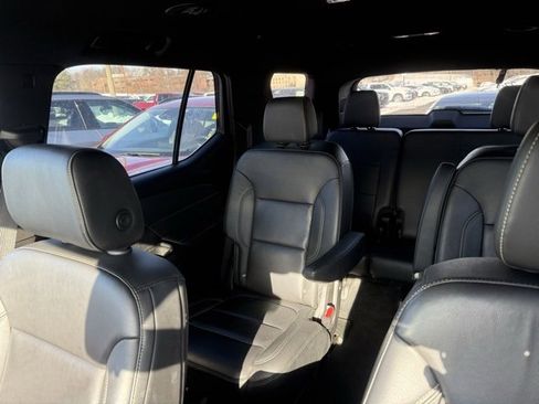 Used 2023 Chevrolet Traverse LT image 7