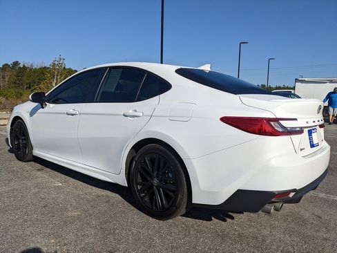 Used 2025 Toyota Camry SE image 18