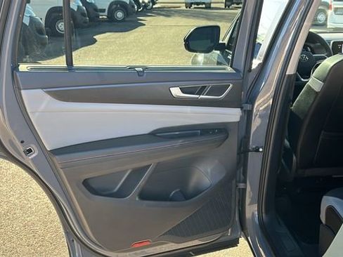 Used 2025 Volkswagen Atlas Peak Edition SE image 21