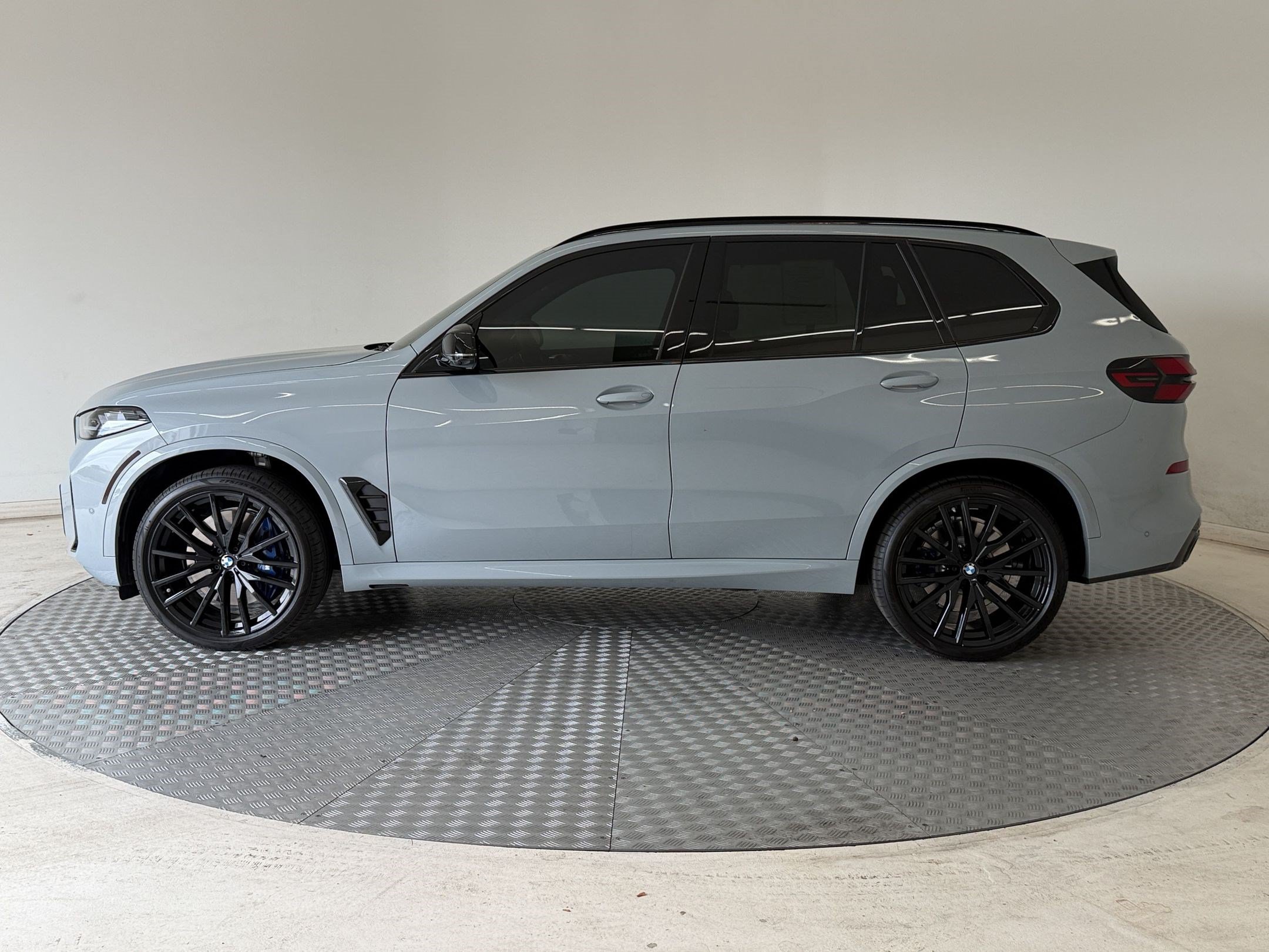 Used 2026 BMW X5 M60i AWD/4WD image 2