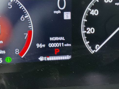 Certified 2025 Honda HR-V LX image 9