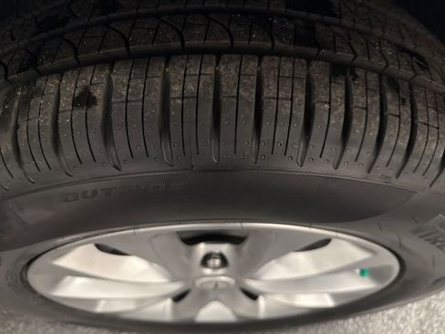 New 2026 Chrysler Pacifica Limited w/ Uconnect Theater Family Group image 13