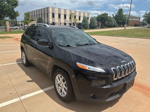 Used 2018 Jeep Cherokee Latitude FWD image 3
